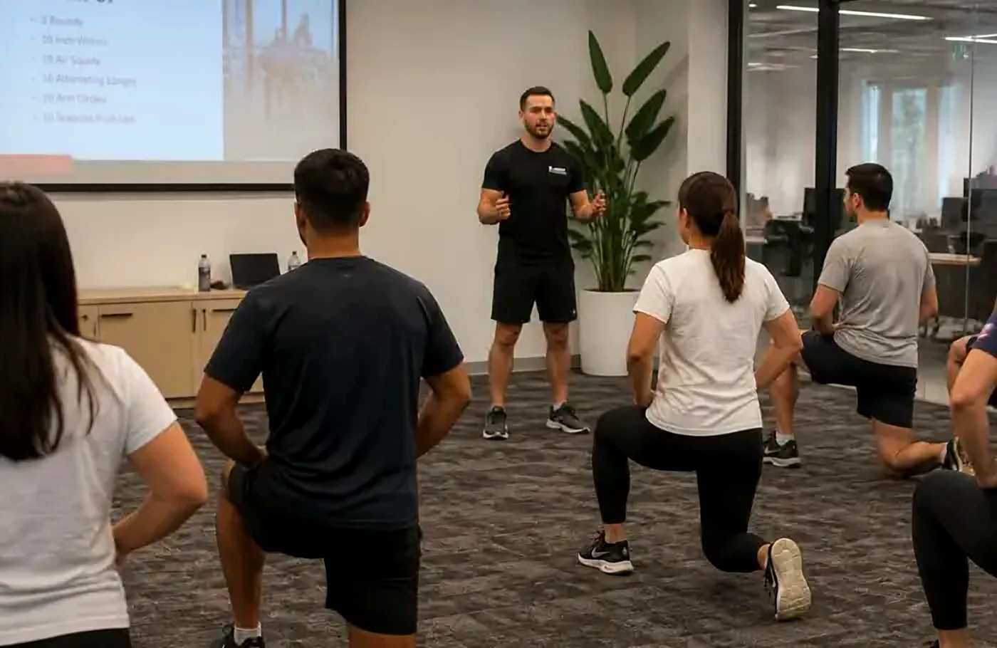 Sesión grupal de entrenamiento funcional en una oficina